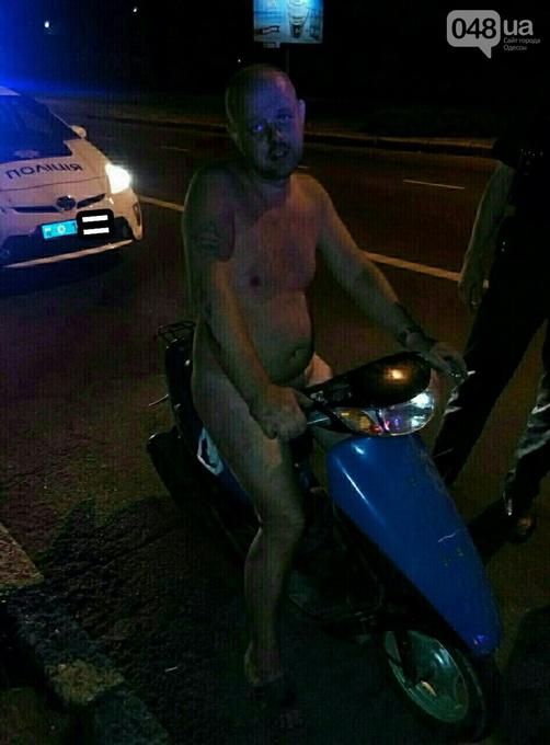 В Одессе абсолютно голый мужчина катался на скутере
