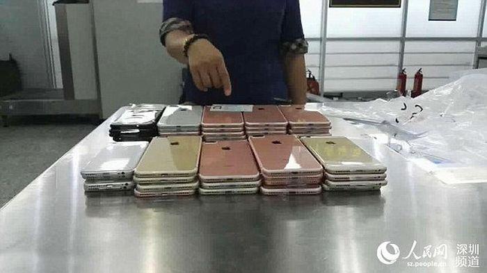 В китайском Шэньчжэне у контрабандистов изъяли 400 смартфонов iPhone 7