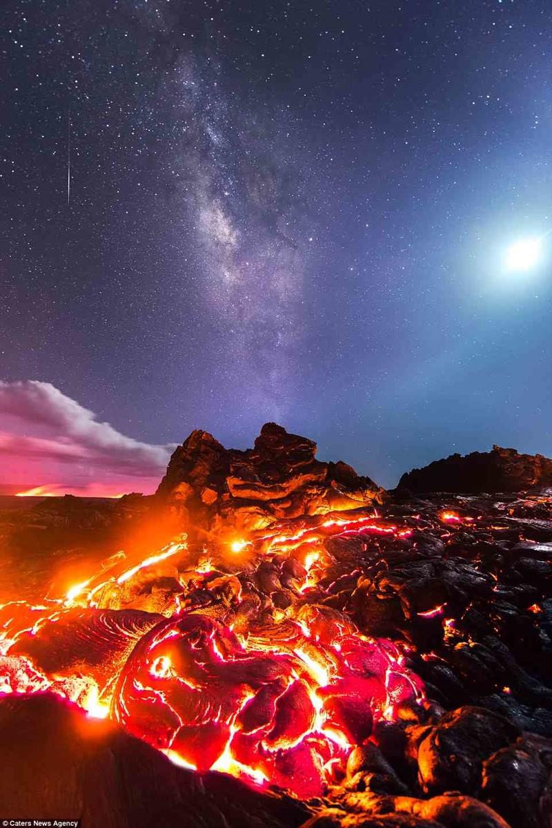 Фотографу одновременно удалось запечатлеть бегущую вулканическую лаву, Млечный Путь, метеорит и Луну