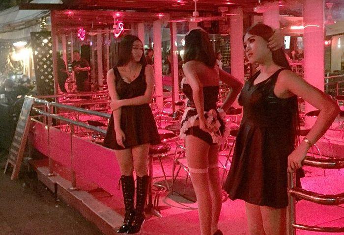 Проститутки Таиланда надели траурные одежды