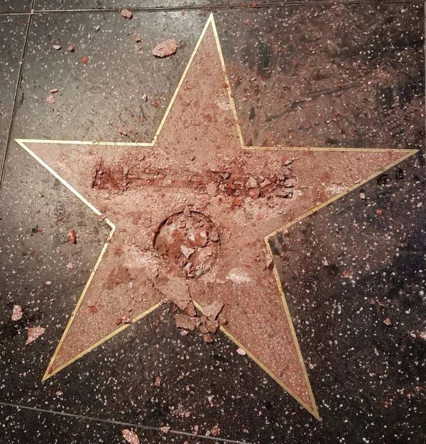В Голливуде разрушили звезду Трампа