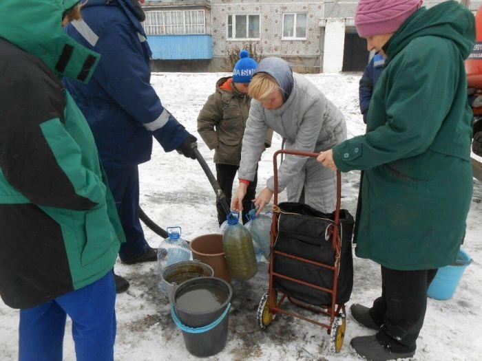 Жители Омской области набирают воду из ассенизаторской машины