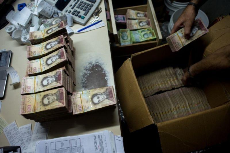 Инфляция в Венесуэле дошла до того, что деньги теперь взвешивают, а не пересчитывают