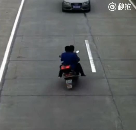 В Китай скутер совершил лобовое столкновение с автомобилем