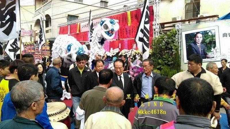 Сын тайваньского чиновника нанял на похороны отца полсотни стриптизерш