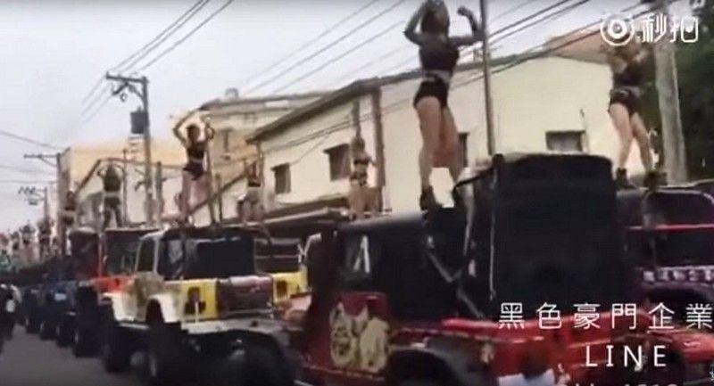 Сын тайваньского чиновника нанял на похороны отца полсотни стриптизерш