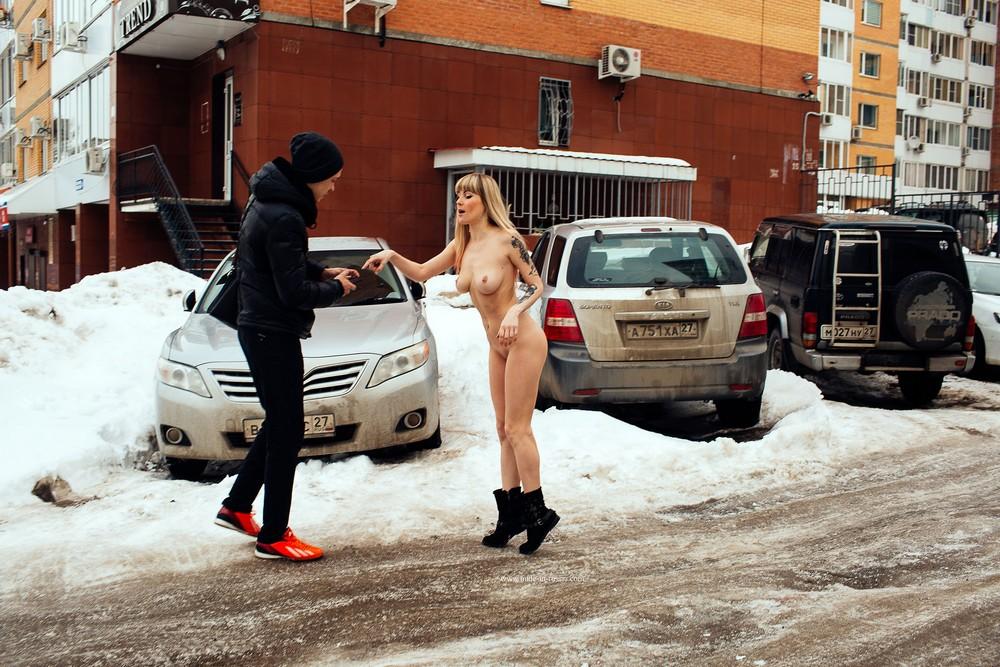Девушка хулиганит на зимних улицах Хабаровска