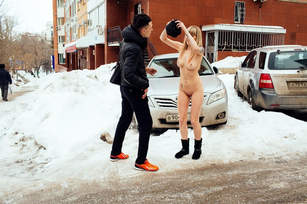 Девушка хулиганит на зимних улицах Хабаровска