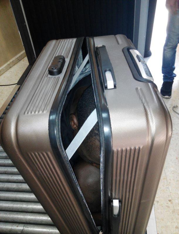 Беженца пытались провезти в Испанию упакованным в чемодан
