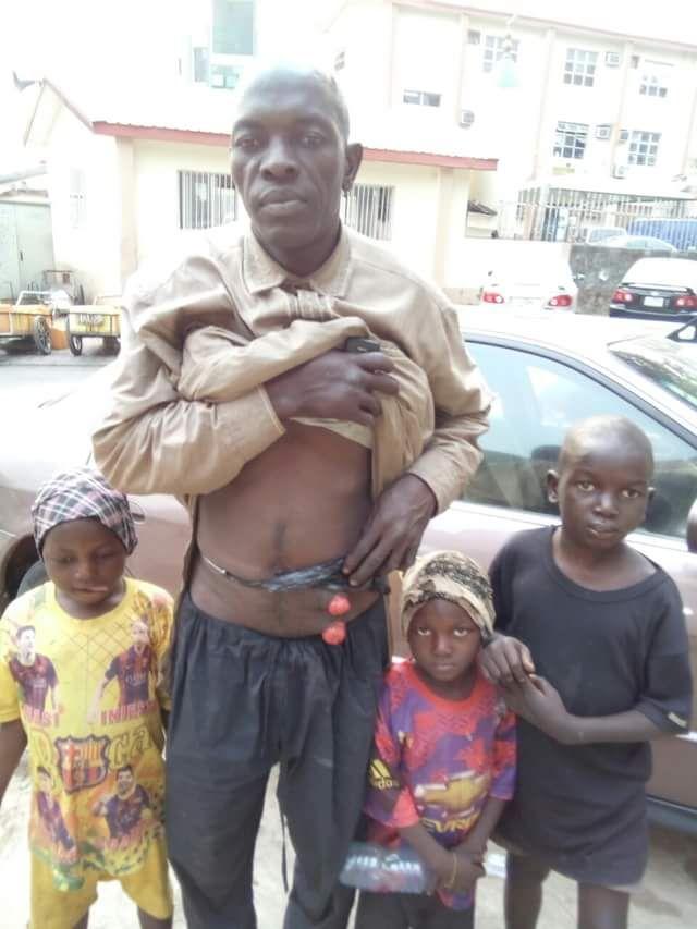 Африканец с внутренностями наружу гуляет с детьми по городу