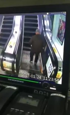 В Китае пожилой мужчина упал на эскалатор