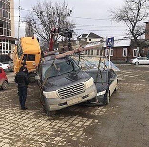В Ставрополе эвакуатор уронил внедорожник на Toyota Camry