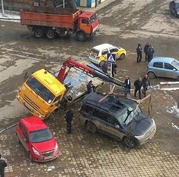 В Ставрополе эвакуатор уронил внедорожник на Toyota Camry