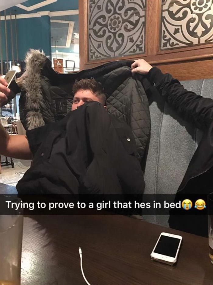 Парень обхитрил свою девушку, заставив думать что он лежит в кровати, пока он был с друзьями в баре