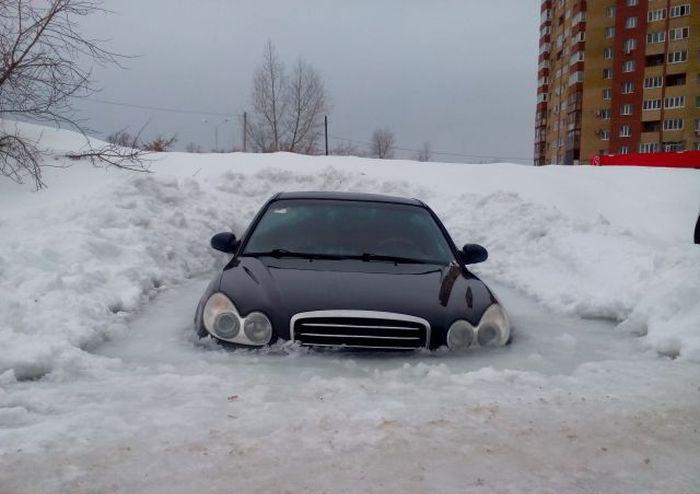 В Уфе Hyundai Sonata вмерз в лед