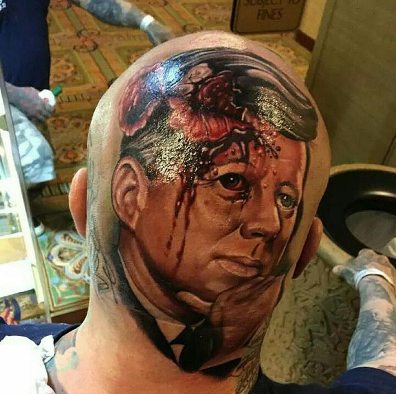 Американец набил на голове необычную татуировку Джона Кеннеди