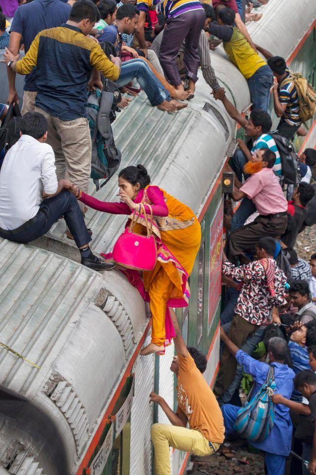 Как жители Бангладеш ездят на работу на электричке