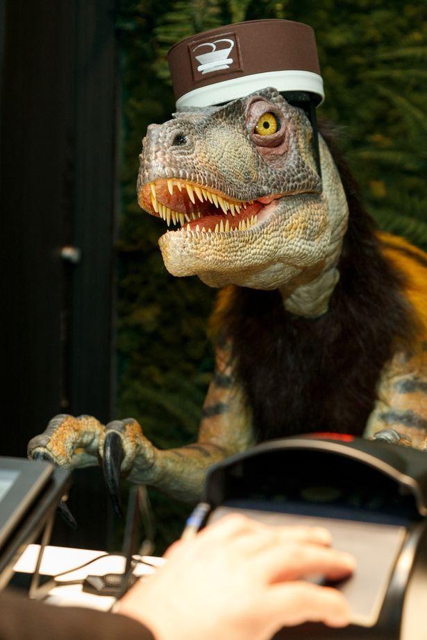 В Токио на стойку рецепшена поставили динозавров