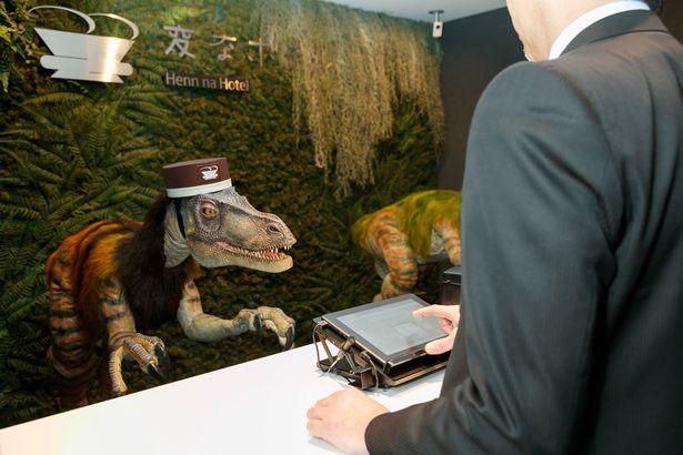 В Токио на стойку рецепшена поставили динозавров