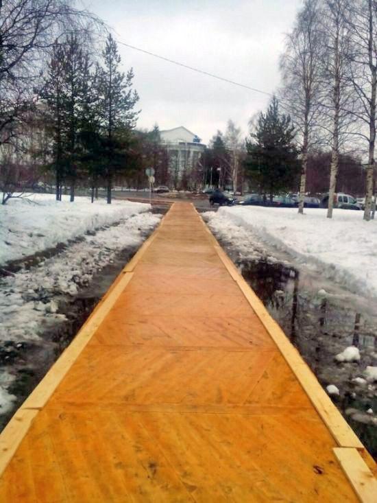 В Архангельске, к форуму с участием Путина, тротуар вместо асфальта покрыли паркетом