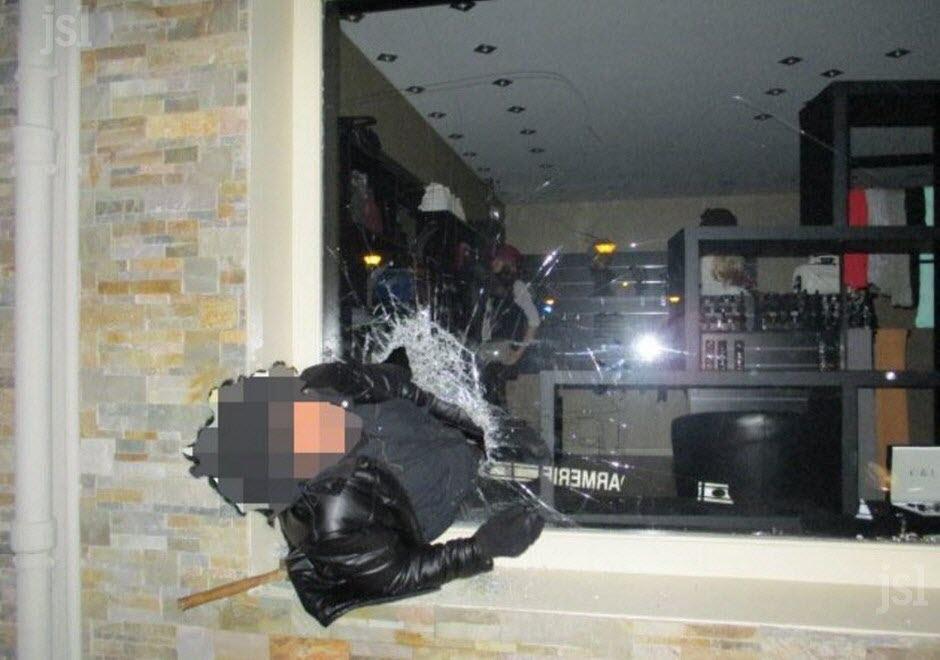 Пьяный грабитель застрял в окне ювелирного магазина