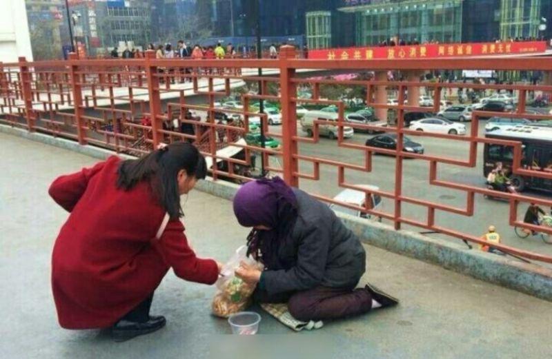 Добрая девушка решила помочь страждущей бабуле пакетом еды