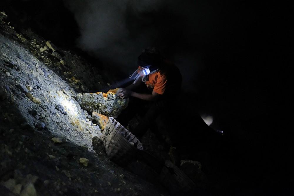 Адский труд: добыча серы из кратера вулкана в Индонезии