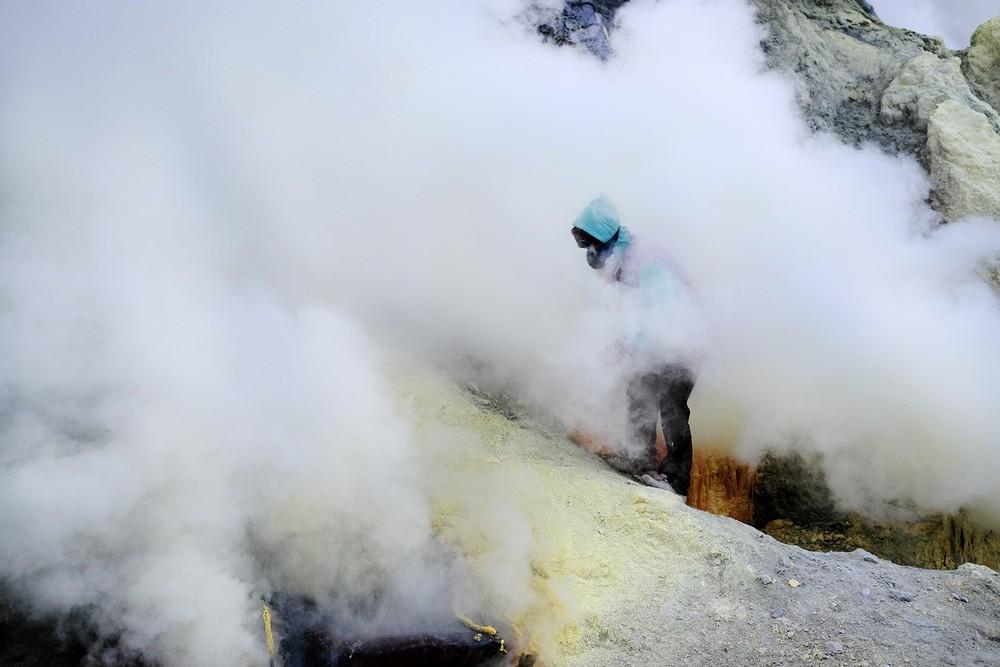Адский труд: добыча серы из кратера вулкана в Индонезии