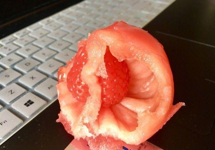 Китаец обнаружил клубнику внутри помидора