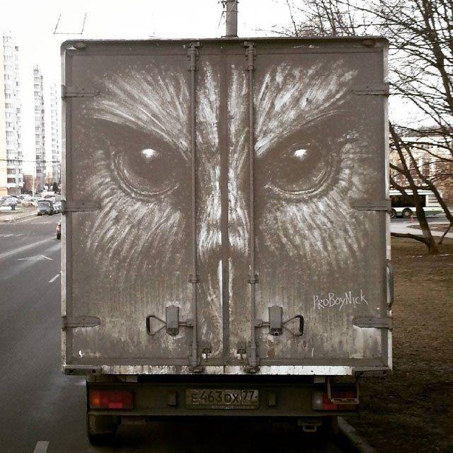 Рисунки на грязных авто от московского художника