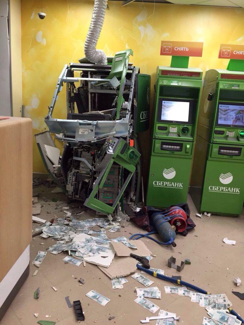 Астраханские грабители взорвали банкомат баллоном с килородом
