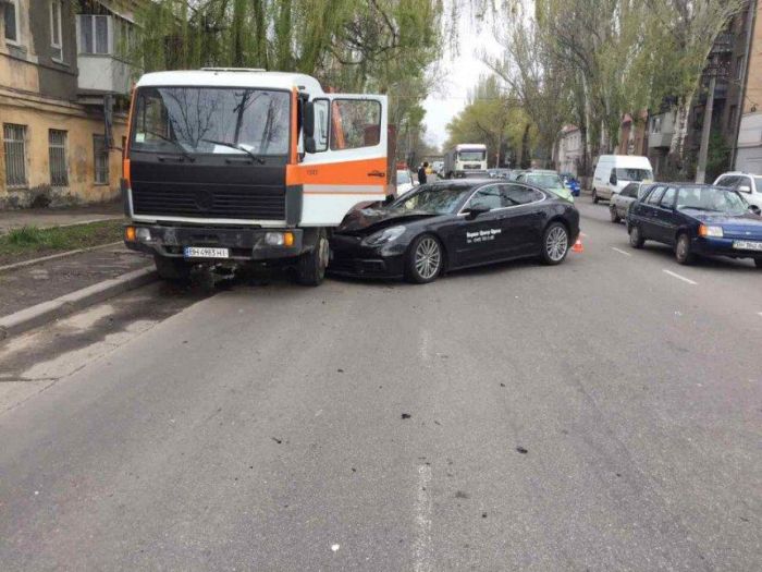 Porshe стоимостью в несколько миллионов разбили во время тест-драйва в Одессе