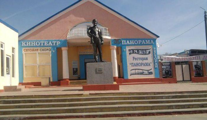Памятник Ленину после реставрации превратился в головастика
