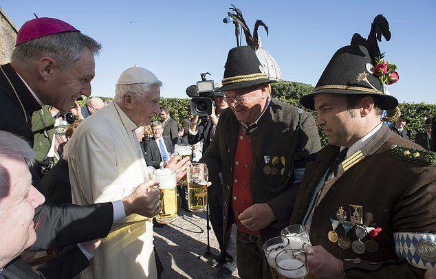 Бывший папа Бенедикт XVI отметил 90-летие огромной кружкой пива