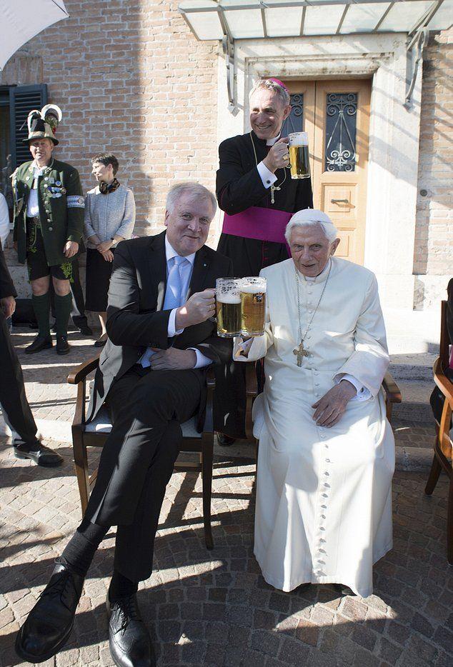 Бывший папа Бенедикт XVI отметил 90-летие огромной кружкой пива