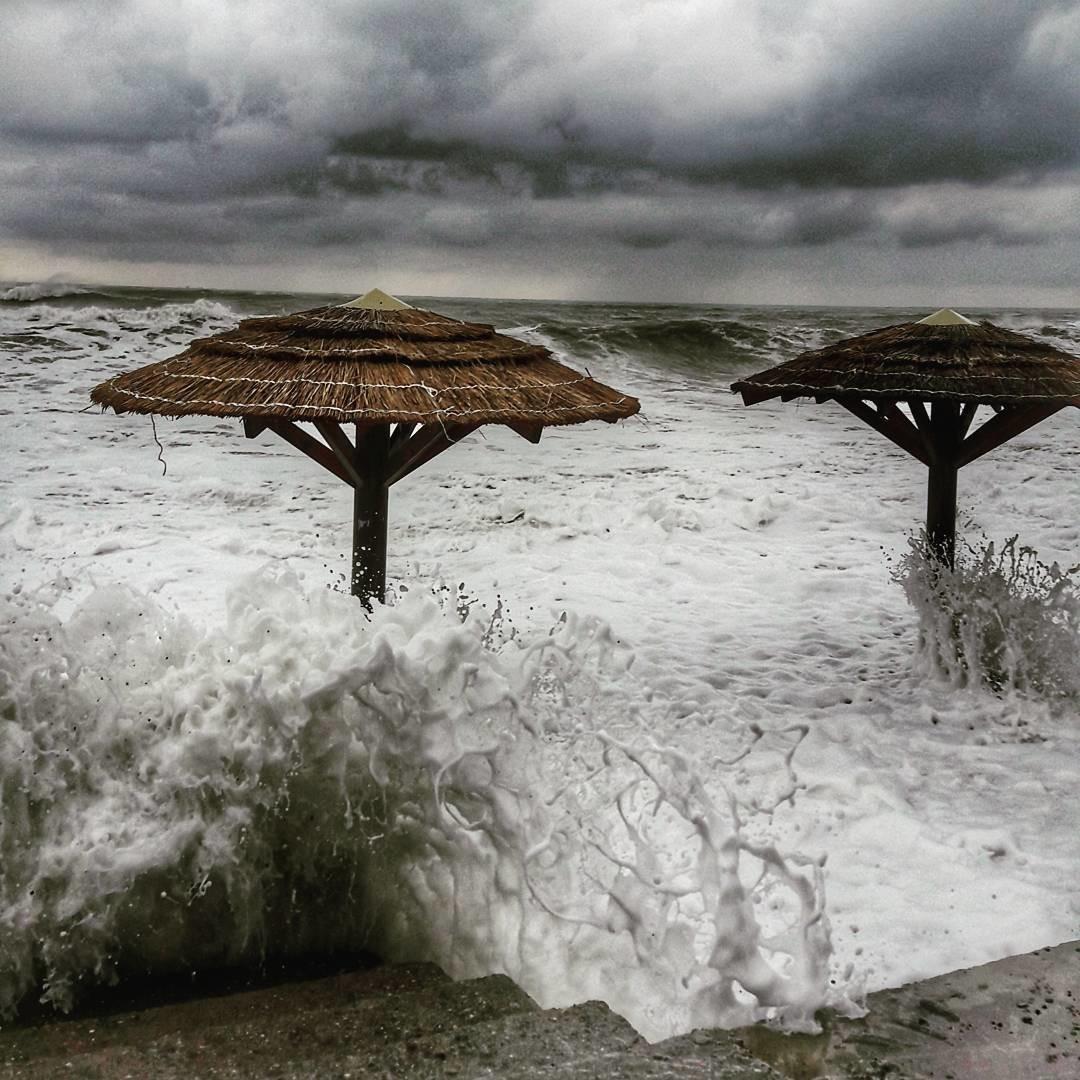 Шторм в Сочи: волны смыли пляж и разбросали камни