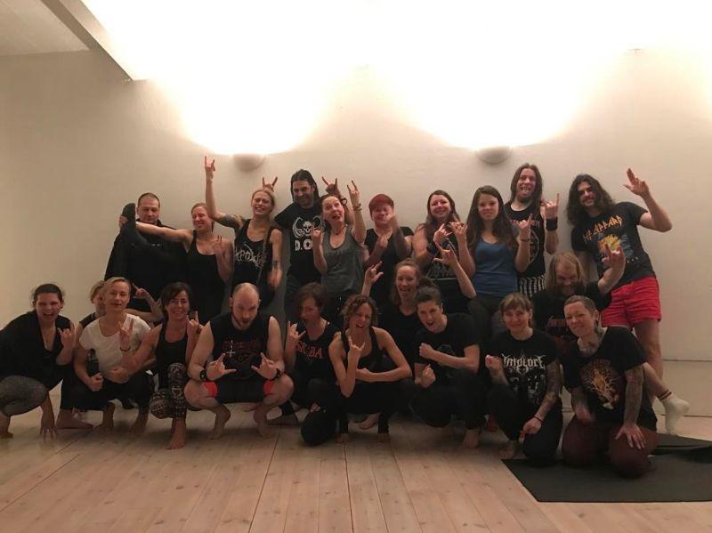 Немка открыла в Нью-Йорке курсы хеви-метал-йоги