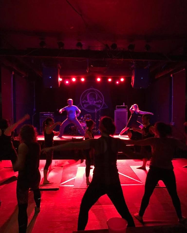Немка открыла в Нью-Йорке курсы хеви-метал-йоги