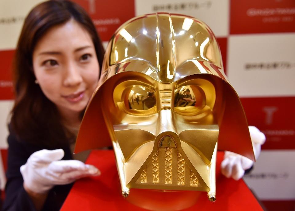 В Токио представлены маска и шлем Дарта Вейдера из золота