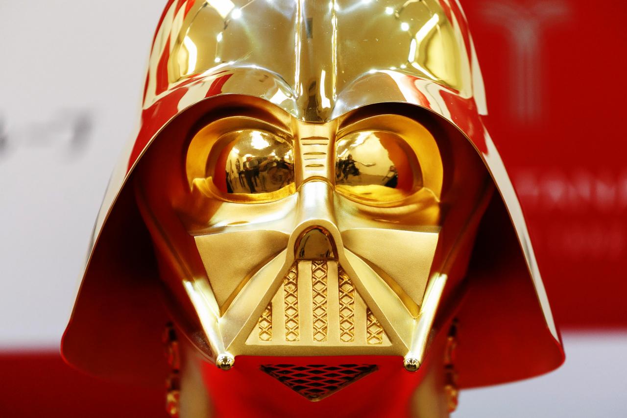 В Токио представлены маска и шлем Дарта Вейдера из золота