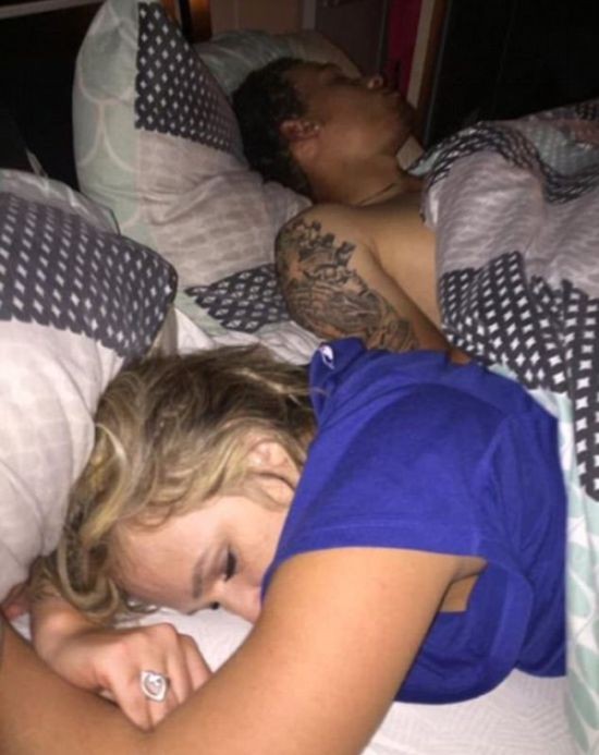 Парень выложил в Фейсбук фото спящей девушки с любовником