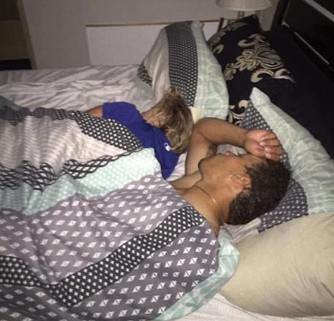Парень выложил в Фейсбук фото спящей девушки с любовником
