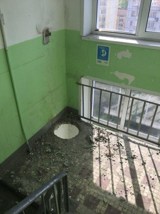 В одной из московских многоэтажек неизвестные вандалы выдрали с мясом мусоропровод и выбросили его на улицу