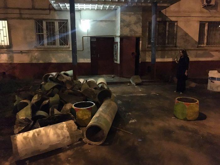 В одной из московских многоэтажек неизвестные вандалы выдрали с мясом мусоропровод и выбросили его на улицу