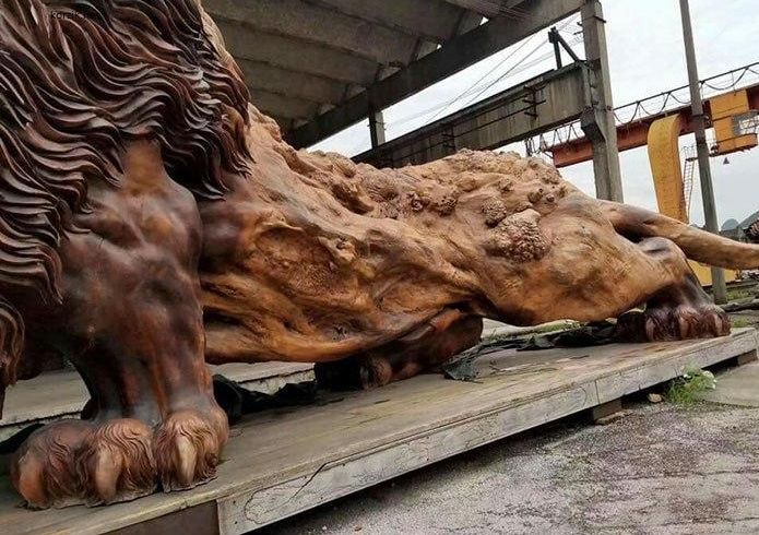 Гигантский лев, вырезанный из целого дерева