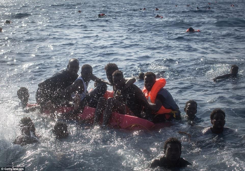 30 беженцев утонуло у берегов Ливии