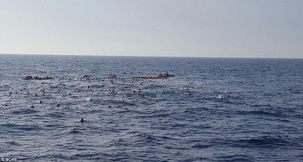 30 беженцев утонуло у берегов Ливии