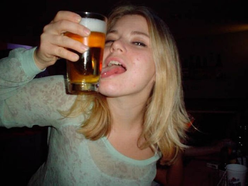 Племянница выпив пива снимает трусики фото