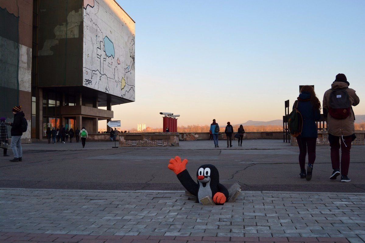 В Красноярске придумали отличный способ обратить внимание на ямы в тротуаре