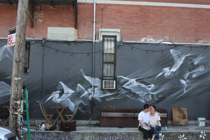 Призрачные граффити на стенах домов